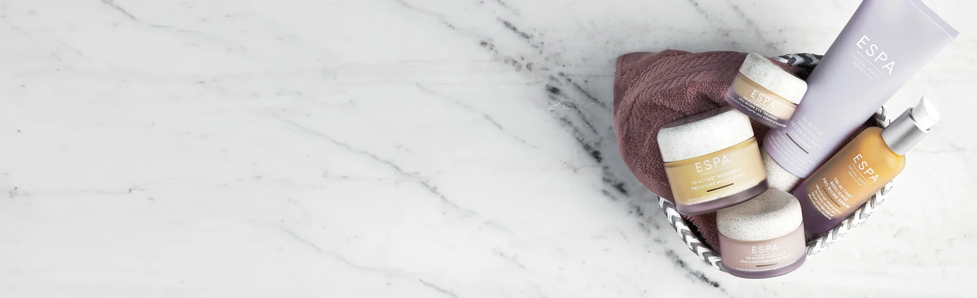 Entdecke die Anti-Aging-Kollektion von ESPA und erziele sichtbare Ergebnisse, während du natürliche Schönheit und innere Ruhe schaffst.